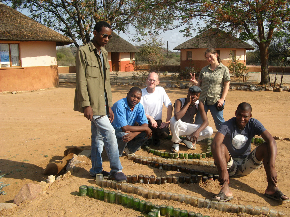 Ботсвана, В двора на BWA с местните доброволци и с немеца Мануел
